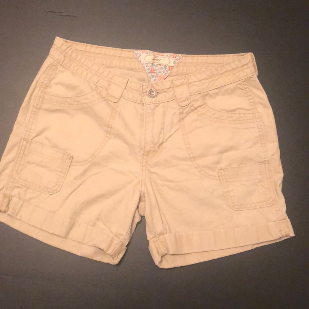 Women’s Levi’s khaki shorts